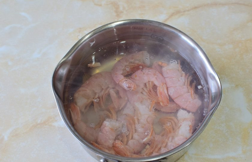 1. Этап. Сэндвич ролл с креветкой: Креветки опустите в кипящую воду и проварите 2-3 минуты. Затем откиньте на дуршлаг, остудите и очистите.