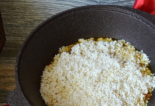 1. Этап. Плов с уткой: Рис тщательно промыть в нескольких водах, разложить на зирвак, стараясь закрыть его.