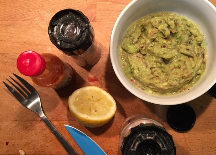 1. Этап. Гуакамоле по-домашнему: 4. В миске разомните мякоть авокадо, добавьте томаты, лук и еще раз разомните вилкой, добавьте по вкусу соль и перец, острый соус и сок половинки лимона, размешайте.