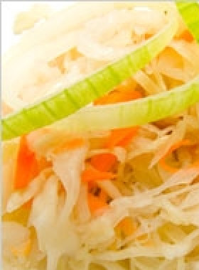 1. Этап. Капуста с луком: Капусту, лук, морковь залить маринадом. Хорошо перемешать настоять 30 минут. Перед подачей украсить пореем. Приятного аппетита.