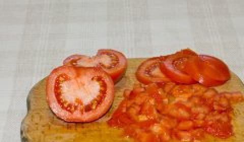 1. Этап. Вегетарианский салат с авокадо: Таким же образом нарежьте томаты.