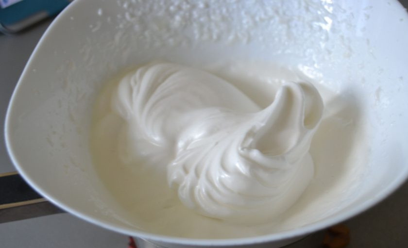 1. Этап. Грушевый пирог с карамельной заливкой: Поставьте меренгу на 