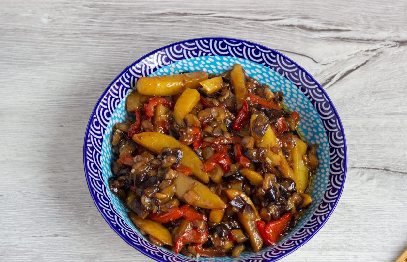 1. Этап. Чисанчи: Крахмал смешайте с водой и влейте на сковороду. Тушите ещё 5-7 минут, за минуту до готовности добавьте рубленный чеснок.