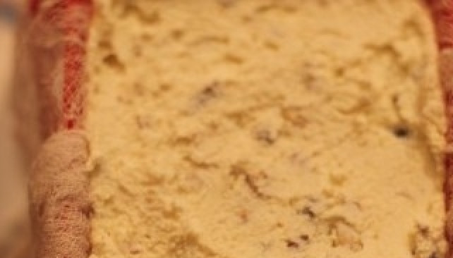 1. Этап. Пасха со сливками без яиц: В пасочнице разложите марлю, уложите туда творожное блюдо, хорошо утрамбуйте. Сверху уложите груз, например кружочку с водой. Уберите десерт в холодильник на ночь.