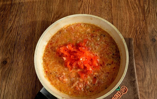 1. Этап. Шахи панир: Добавьте мелко нарезанный перец, перемешайте.