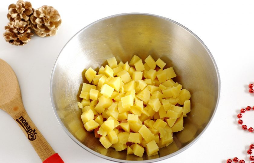 1. Этап. Оливье с бужениной: Добавьте нарезанный примерно такими же кубиками картофель.