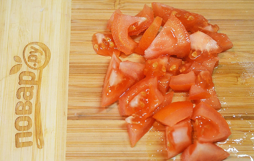 1. Этап. Курица Пикассо: 3. Помидоры нарежьте кубиком.