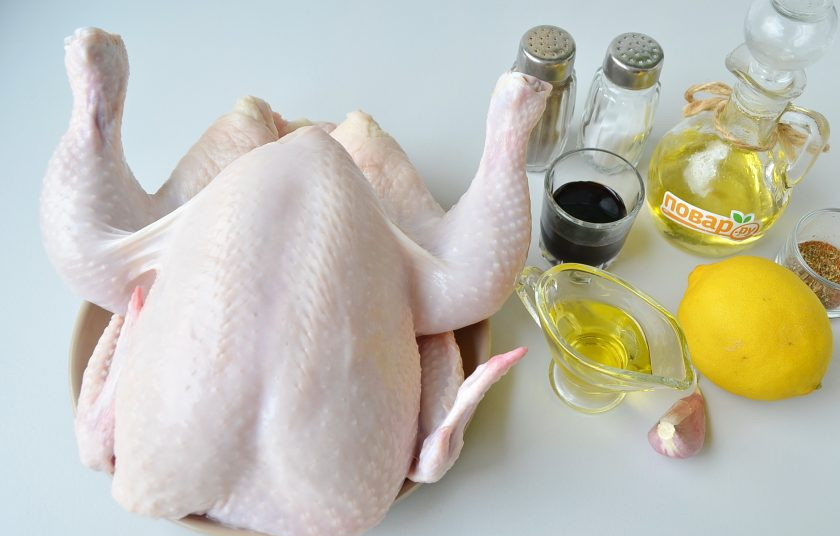 1. Этап. Курица с медом: 1. Подготовьте необходимые продукты, приступим! Курицу очень тщательно вымойте, удалите остатки перьев, копчиковую железу (она находится под хвостиком курочки), обязательно счистите ножом желтую грубую кожицу на ножках.