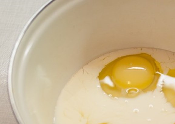 1. Этап. Омлет с сырой морковью: Разбейте яйца в миску, посолите.
