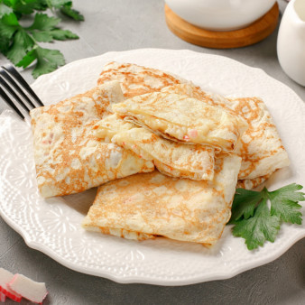 Яичные блинчики с крабовыми палочками и сыром