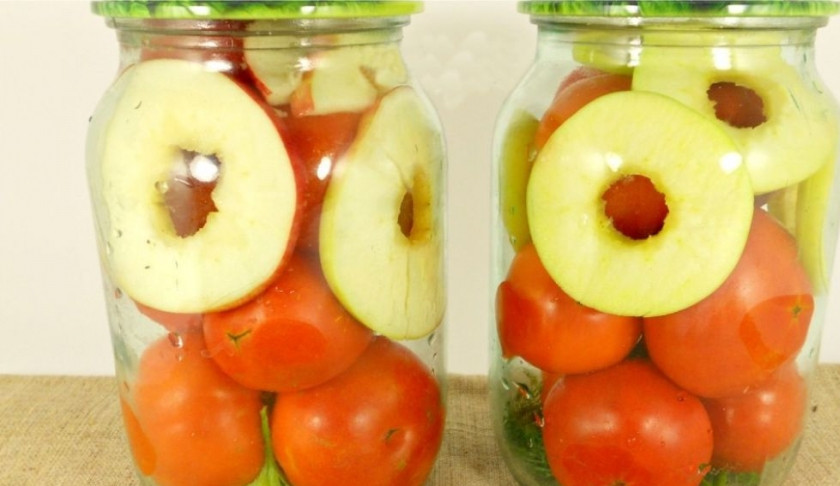 1. Этап. Консервированные помидоры с яблоками: 3. По краям банок и сверху помидоров разместите колечки яблок, а сверху еще помидоры.