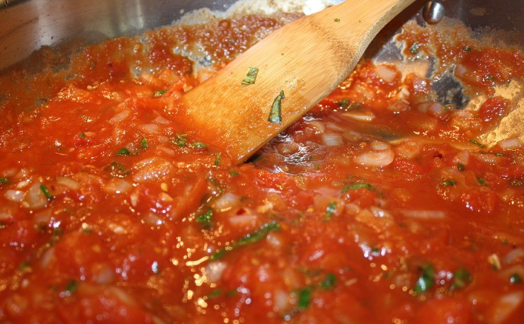 1. Этап. Паста с фрикадельками в томатном соусе: Для соуса мы разогреваем в сотейнике или кастрюльке масло и обжариваем на нем нарезанную кубиками вторую половину лука и измельченный чеснок. Как только они станут золотистыми, выкладываем в сотейник очищенные от кожуры и перемолотые в блендере помидоры, добавляем петрушку, соль и перец по вкусу. Перемешиваем все и тушим соус на медленном огне 10 минут, затем опускаем в него фрикадельки, и не выключаем огонь, пока все хорошенько не пригреется.