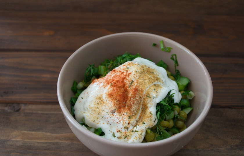 1. Этап. Салат-пятиминутка: Заправьте салат сметаной, добавьте специи по вкусу и соль. Перемешайте и подайте к столу.