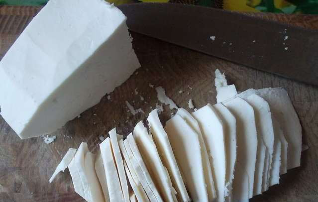 1. Этап. Салат Кочевник: Брынзу порежем тонкими пластинками.