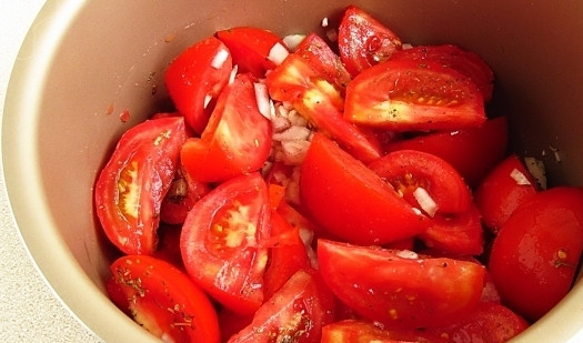 1. Этап. Тушеные помидоры в мультиварке: Все ингредиенты кладём в мультиварку. Добавляем сахар, соль, перец, базилик и орегано.