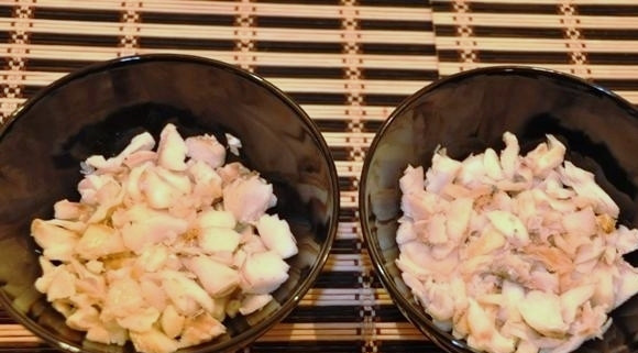 1. Этап. Салат из минтая: Нарезанное филе рыбы закладываем на дно салатницы.