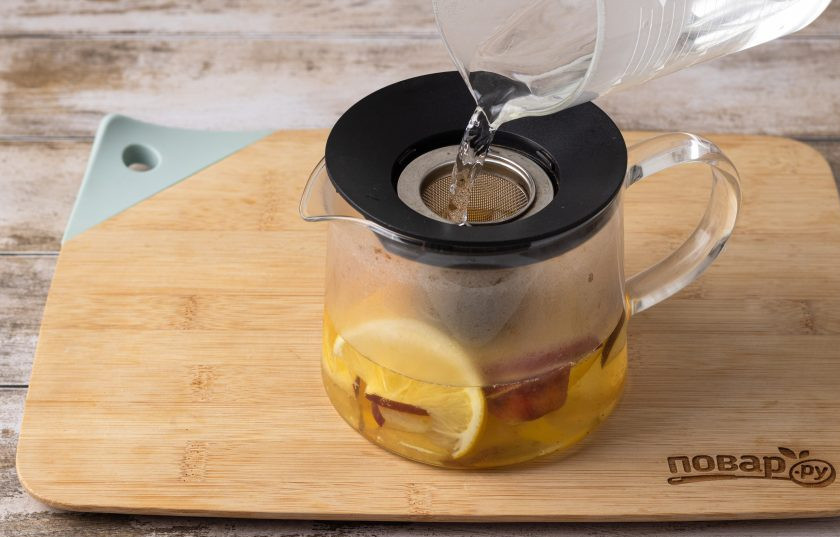 1. Этап. Чай с имбирем, лимоном и яблоками: В отсек для заварки добавьте черный листовой чай. Влейте горячую воду.