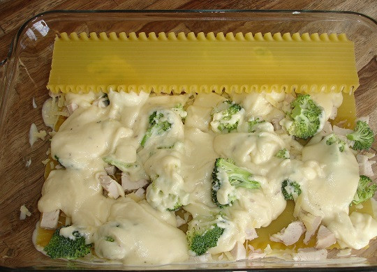 1. Этап. Лазанья с брокколи: 9. Накрыть листьями лазаньи и повторить все слои. При желании лазанья с брокколи в домашних условиях может быть приготовлена и с овощами, и с томатным соусом, а это упрощенный и быстрый вариант.