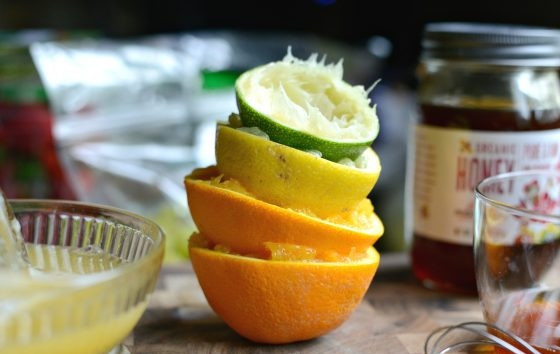 1. Этап. Фруктовый салат Радуга: 1. Из лимона, лайма и апельсина выжмите сок.