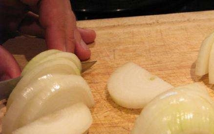 1. Этап. Шашлык с кефиром: Репчатый лук очищаем от шелухи и нарезаем полукольцами.