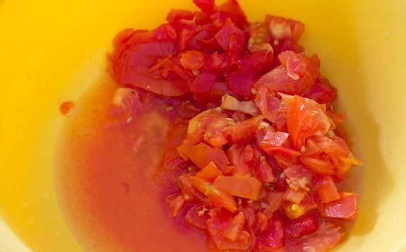 1. Этап. Пицца своими руками: Готовим соус. Томаты отправьте на минутку в кипящую воду, затем немного остудите и порежьте.