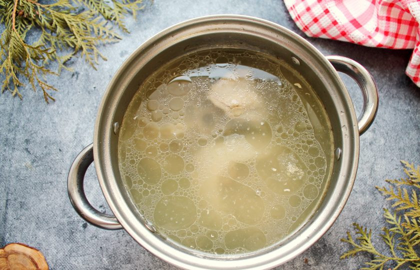 1. Этап. Харчо с гранатовым соком: Баранину сполосните и выложите в кастрюлю, налейте холодную воду. Поставьте кастрюлю на средний огонь и варите в течение одного часа до готовности мяса, убирая пену.