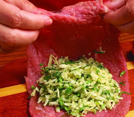 1. Этап. Мясо по-чешски: 4. На половинку кусочка мяса выложить 1-2 столовые ложки начинки.