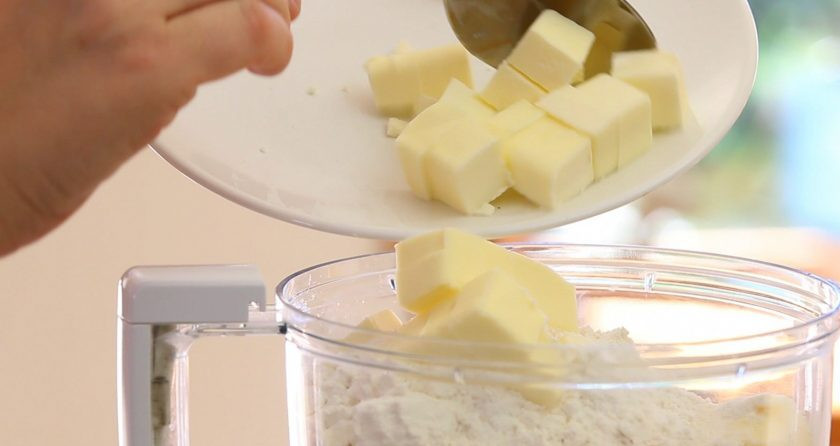 1. Этап. Песочное печенье с апельсином: 2. Затем добавьте холодное масло кубиками.