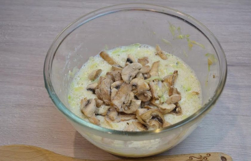 1. Этап. Блинчики из кабачков с грибами: 3. Шампиньоны или другие грибы нарезать небольшими кусочками. Для приготовления такого блюда можно взять замороженные или свежие шампиньоны, маринованные грибы типа опят или лисичек, лесные грибы, предварительно отваренные. В массу добавьте несколько ложек муки. Вымешайте тесто для блинчиков.