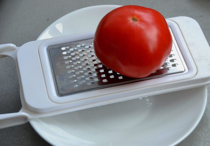 1. Этап. Итальянский салат Пармиджано: Для подготовки салатной заправки натрите помидор на терке.