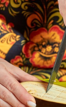 1. Этап. Сливочный баклажан: Баклажаны разрезать пополам и сделать надрезы сеточкой.