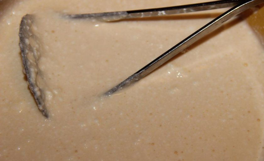 1. Этап. Рецепт сливового пирога от Юлии Высоцкой: Потом добавьте сметану и творог. Всё хорошо перемешайте.