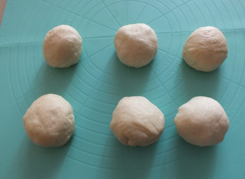 1. Этап. Выборгская сдоба: Тесто разделите на 6 шариков.