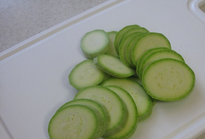 1. Этап. Кабачки по-гречески: 2. Нарезаем для начала кабачки (перед этим тщательно моем). Я нарезаю обычно их кольцами, толщиной не более 6 мм.