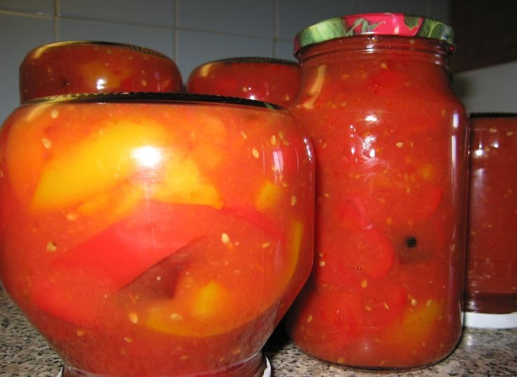 1. Этап. Лечо из перца: 4. Лечо разлейте по предварительно простерилизованным банкам, закатайте и кутайте в одеяло. Остывшие банки с лечо из перца храните в темном, прохладном месте.