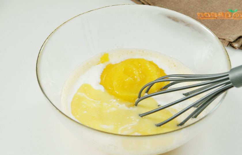 1. Этап. Тыквенный кекс с изюмом: Добавьте кефир, растопленное и охлажденное сливочное масло и тыквенное пюре.