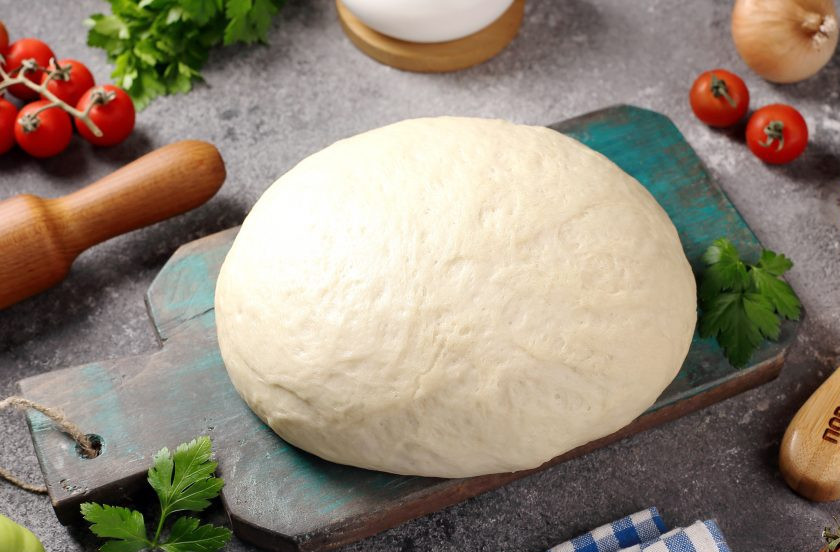 1. Этап. Дрожжевое тесто с содой: Подошедшее тесто необходимо обмять и можно приступать к формированию выпечки. Я испекла три пиццы с разными начинками. Приятных кулинарных экспериментов!