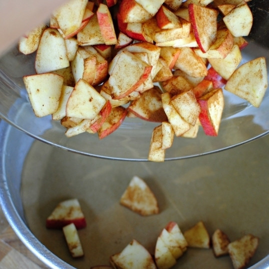 1. Этап. Яблочный торт: Выкладываем яблоки в форму для запекания.