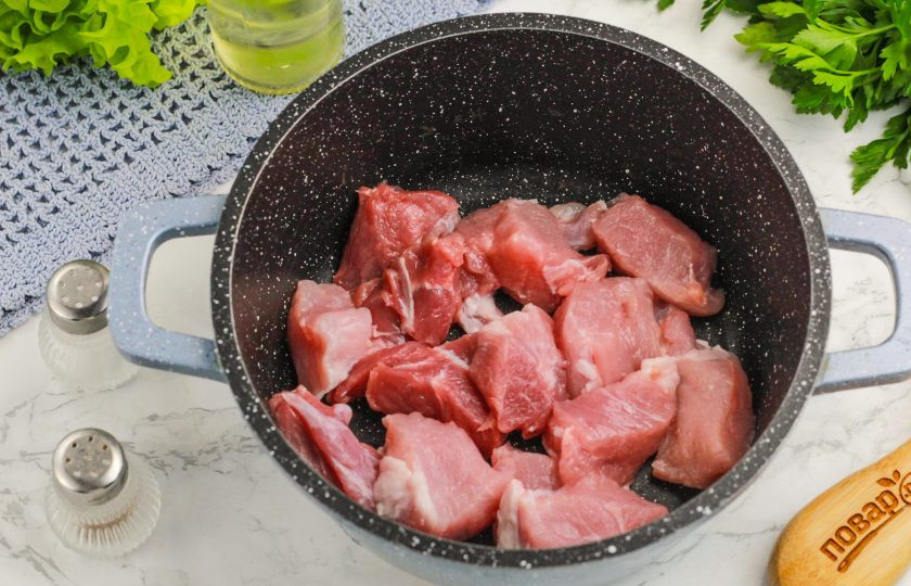 1. Этап. Чечевица с картошкой и мясом: Свинину нарежьте порционными средними кусочками и обжарьте в горячем масле, разогретом в казане или кастрюле с антипригарным дном. Вам потребуется примерно 5-8 минут. Время от времени перемешивайте мясо.