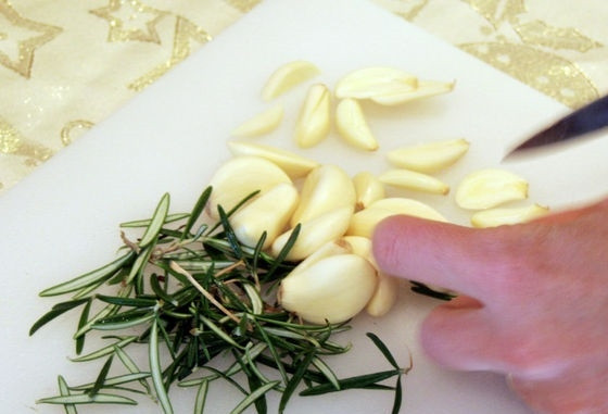 1. Этап. Нога ягненка: Розмарин промойте и обсушите. Чеснок почистите, разрежьте каждый зубчик пополам.
