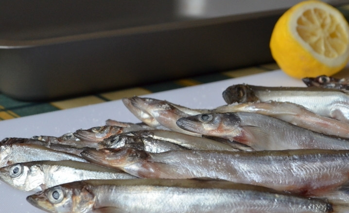 1. Этап. Запеченная мойва: Обливаем мойву соком лимона.