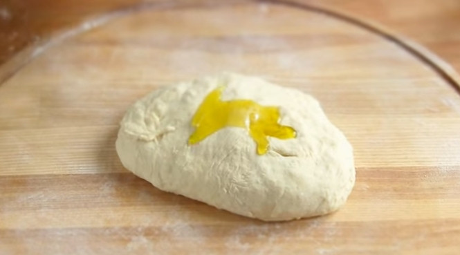 1. Этап. Фокачча с сыром: 4. Припылите стол мукой, переложите тесто и месите, добавляя оливковое мало. Должно получиться мягкое, эластичное тесто. Оставьте его подниматься в теплое место на минут 40-60.