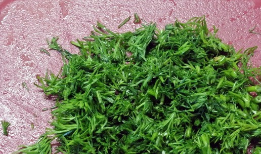 1. Этап. Вафли из кабачков: Укроп мелко нарезать.