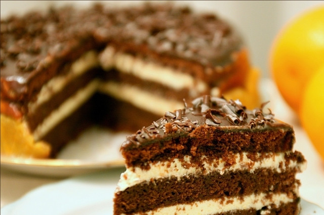 1. Этап. Бисквит с творожным кремом: Дайте бисквиту пропитаться, для этого отправьте его в холодильник на часик-другой. Если, конечно, устоите и не скушаете все сразу. Приятного чаепития!