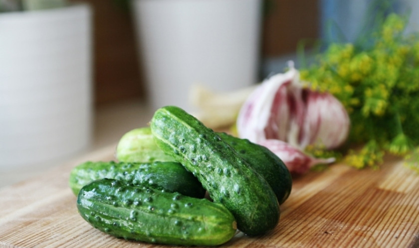 1. Этап. Малосольные огурцы: 1. Огурцы промойте, обрежьте кончики, выложите в миску и залейте холодной водой. Оставьте на два часа.