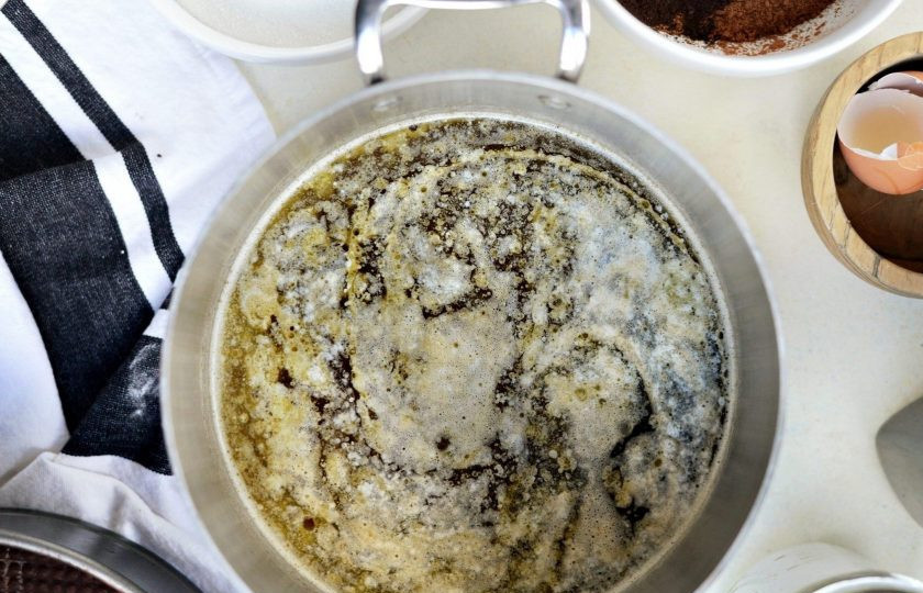 1. Этап. Шоколадный пирог на пиве: В кастрюле согрейте вместе масло с пивом, чтобы масло растопилось.