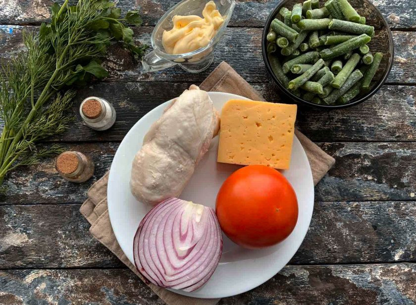 1. Этап. Салат из стручковой фасоли с мясом: Для приготовления салата подготовьте все необходимые ингредиенты. Куриное филе предварительно отварите в подсоленной воде и дайте ему полностью остыть.