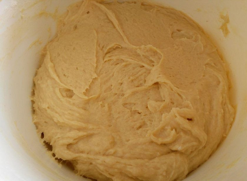 1. Этап. Винный кекс из двух видов шоколада: Получится довольно густое тесто, которое нужно разделить на 2 примерно равных части.