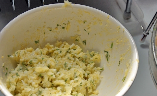 1. Этап. Котлеты с начинкой: Итак, готовим начинку: сыр и вареные яйца трем на крупной терке, зелень мелко нарезаем. Смешиваем все в глубокой миске и добавляем небольшой кусочек сливочного масла (так котлеты получатся сочнее).