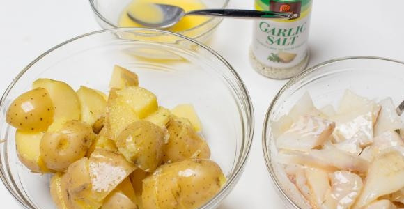 1. Этап. Картофель с треской: Растопите масло. Смажьте им все ингредиенты.